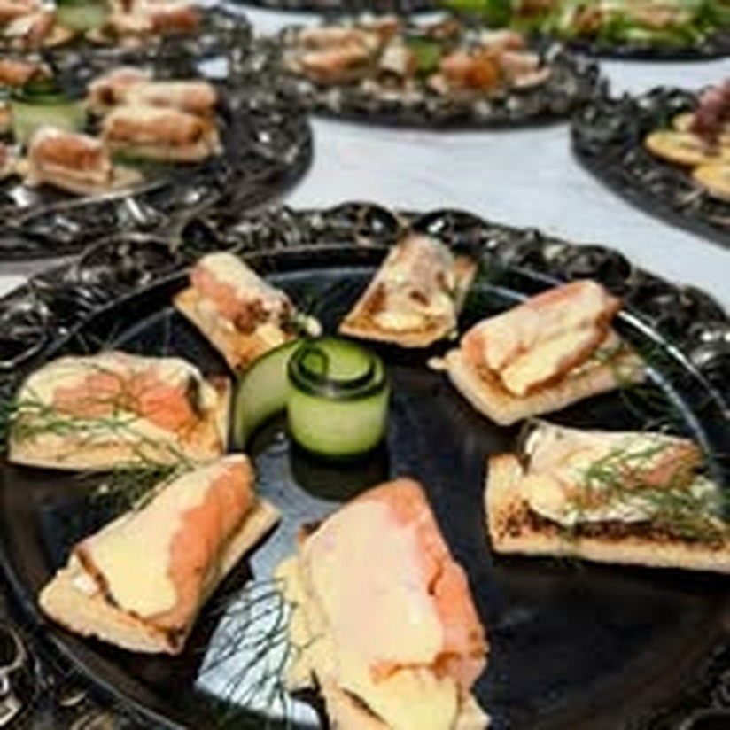 Canapés servidos en un evento