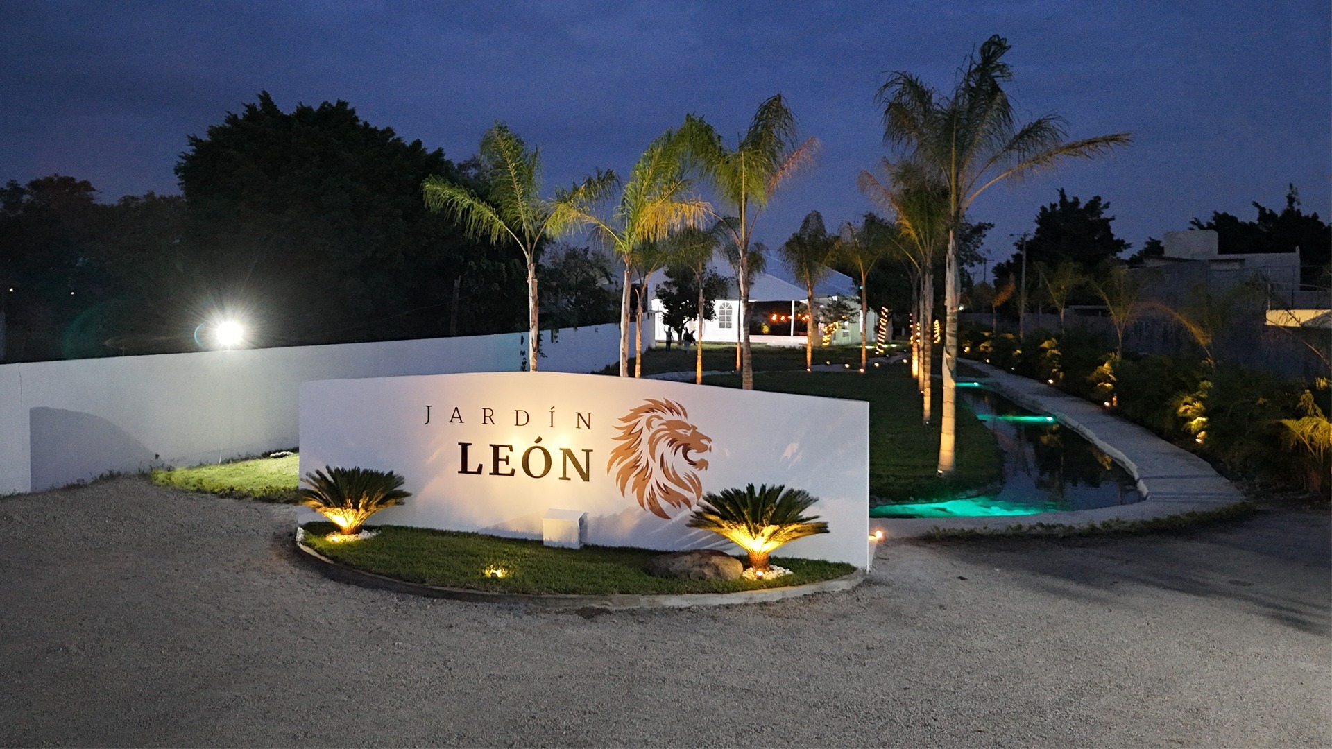Entrada de Jardín León iluminada al atardecer